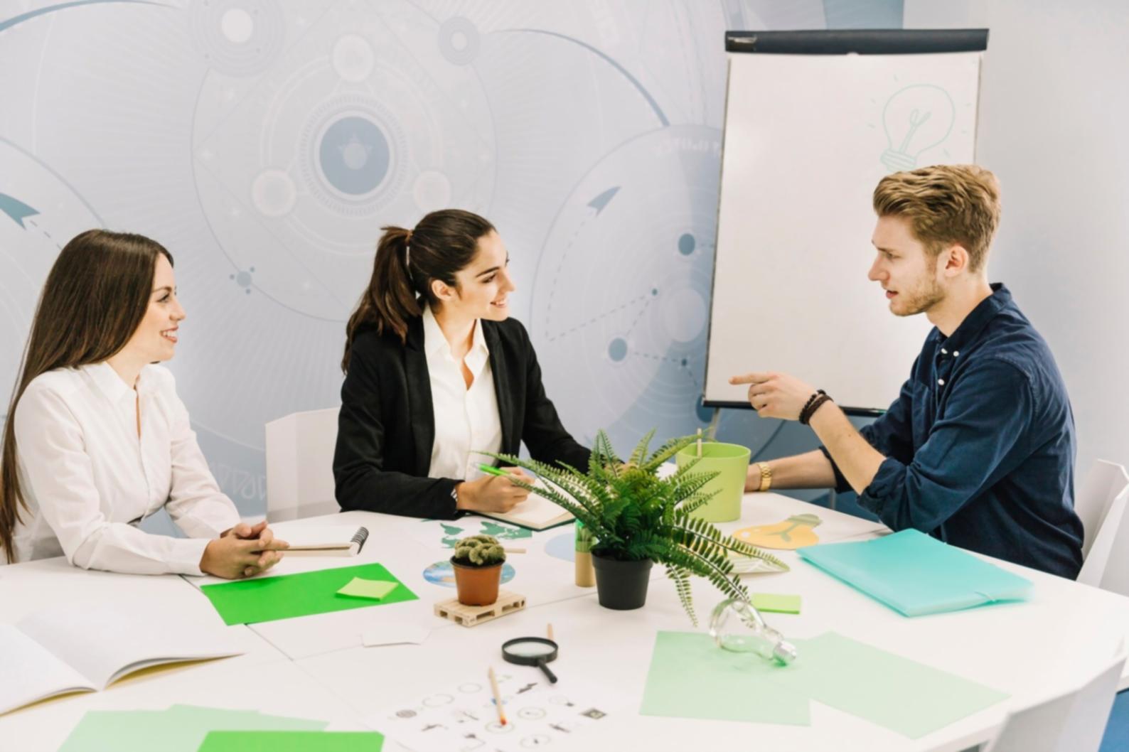 Equipo de analistas trabajando en proyectos financieros