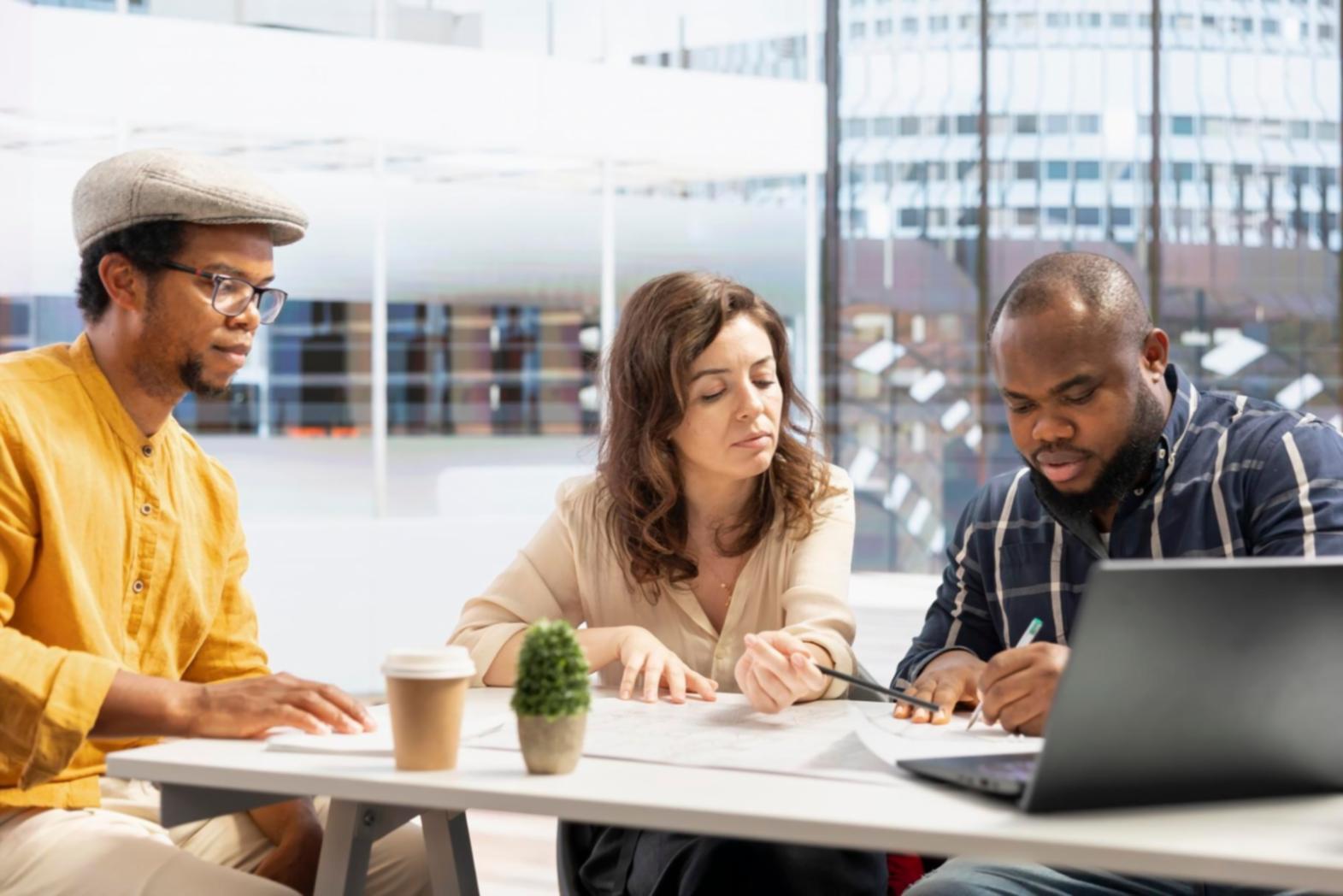 Sesión de análisis financiero en oficina