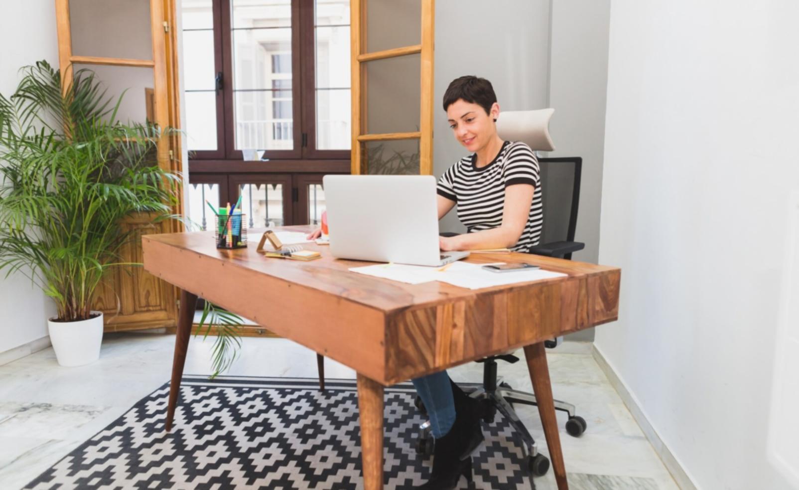 Espacio de trabajo donde se realizan análisis financieros avanzados con documentos y gráficos sobre la mesa